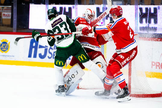 Timrås Albin Lundin och Timrås målvakt Jacob Johansson