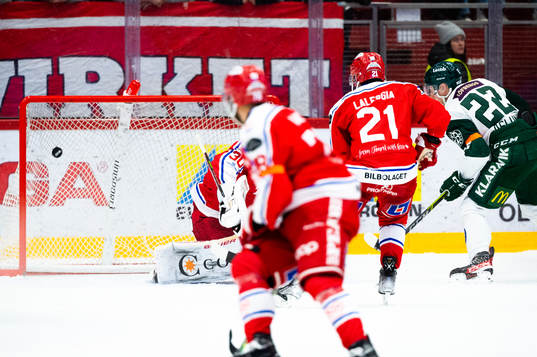 Färjestads Gustav Rydahl (ej i bild) gör 0-1