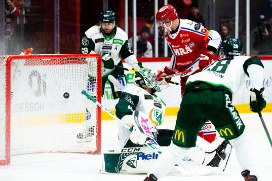 Timrås Viktor Lodin gör 1-3 bakom Färjestads målvakt