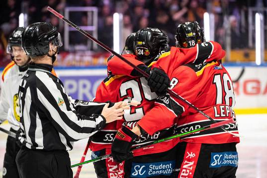 Luleås Brendan Shinnimin jublar med lagkamrater