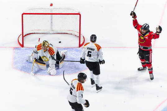 Luleås Linus Fröberg jublar och Brynäs målvakt Veini