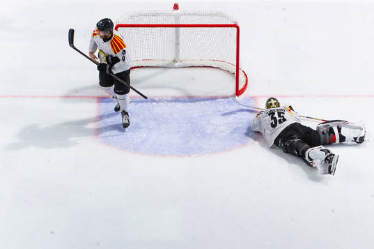 Brynäs Anton Mylläri och målvakt Veini Vehviläinen