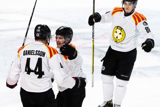 Brynäs Nicklas Danielsson jublar med lagkamrater