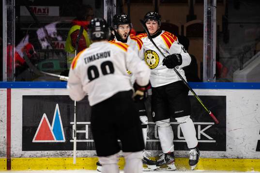 Brynäs Oula Palve jublar med lagkamrater