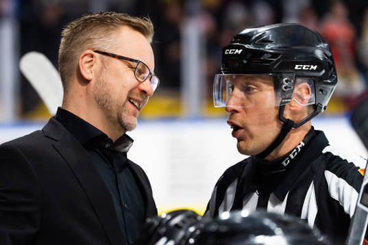 Brynäs tränare Mikko Manner och domare Tobias Björk