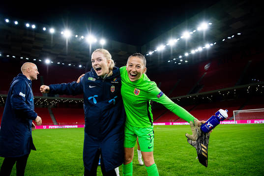 goalkeeper Guro Pettersen and goalkeeper Cecilie