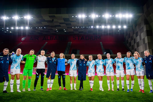 Maria Thorisdottir, goalkeeper Cecilie Fiskerstrand,