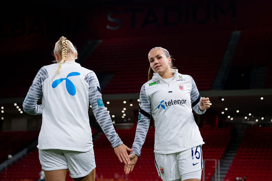 Maria Thorisdottir and Guro Reiten of Norway warm up