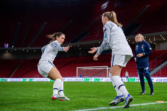 Emilie Bosshard Haavi and Frida Maanum of Norway warm up