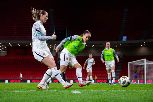 Elisabeth Terland and Guro Reiten of Norway warm up