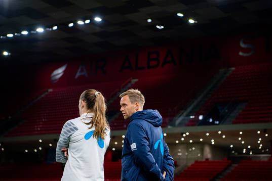 Martin Sjögren, head coach of Norway, talks to Maren Mjelde