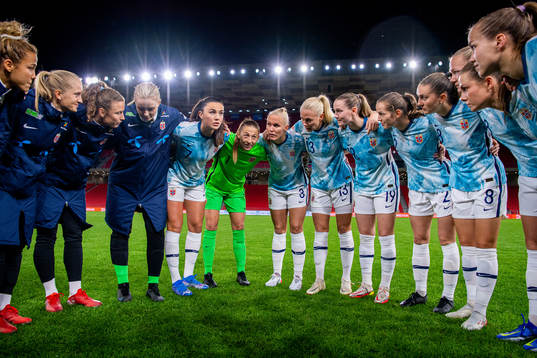 Ingrid Syrstad Engen, goalkeeper Cecilie Fiskerstrand,