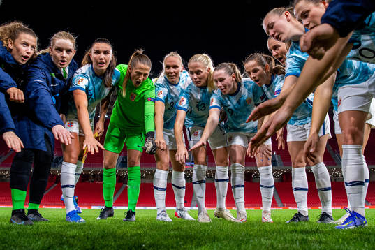 Synne Skinnes Hansen, goalkeeper Guro Pettersen, Ingrid
