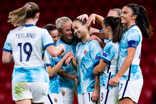 Guro Reiten of Norway celebrates with teammates Tuva