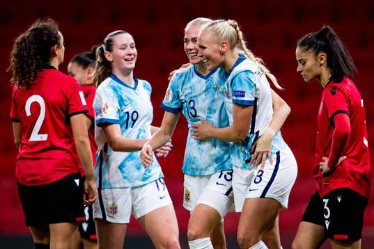 Maria Thorisdottir of Norway celebrates with teammates