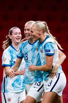 Maria Thorisdottir of Norway celebrates with teammates