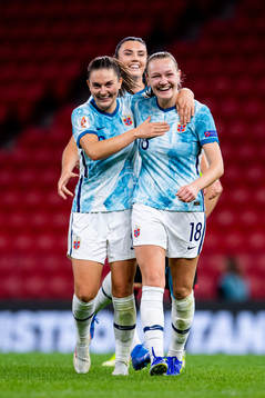 Frida Maanum of Norway celebrates with teammates Vilde Bøe