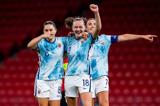 Frida Maanum of Norway celebrates with teammates Vilde Bøe