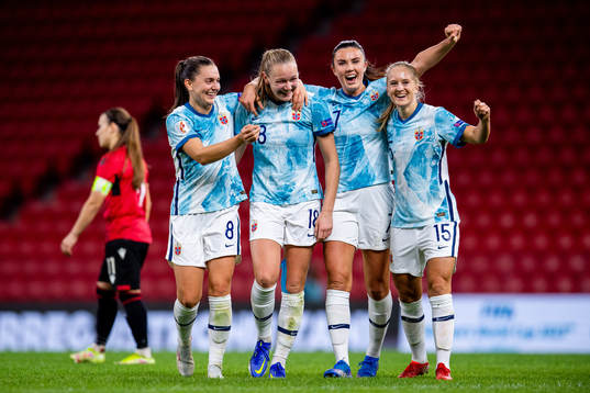 Frida Maanum of Norway celebrates with teammates Vilde Bøe