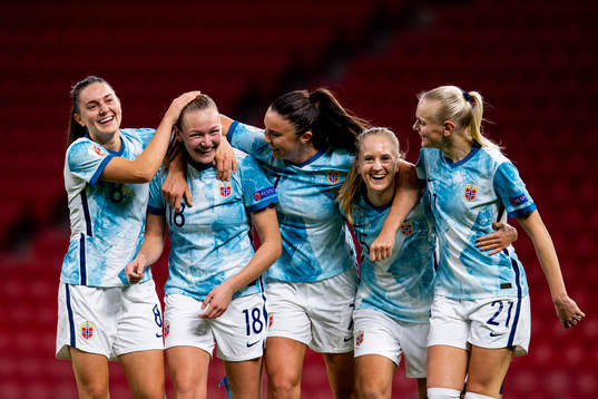 Frida Maanum of Norway celebrates with teammates Vilde Bøe