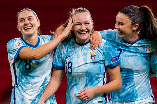Frida Maanum of Norway celebrates with teammates Vilde Bøe