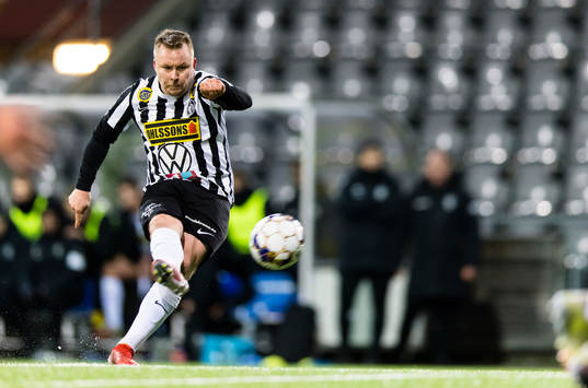 Landskronas Nicklas Nielsen med en frispark