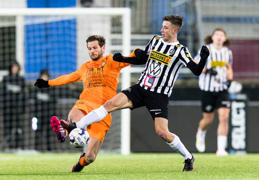 Landskronas Filip Olsson i kamp om bollen med AFC