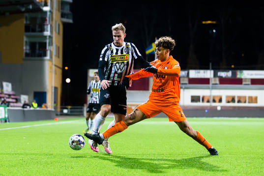 Landskronas Linus Olsson i kamp om bollen med AFC