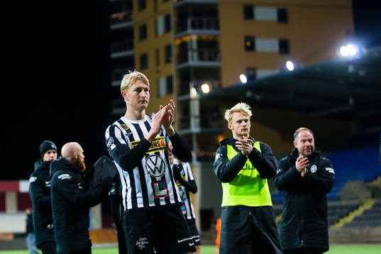 Landskronas spelare med Viktor Wihlstrand (närmast i bild)
