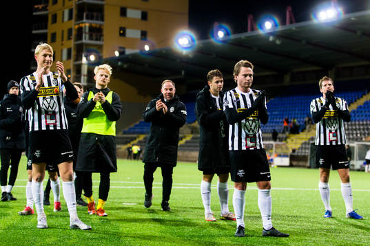 Landskronas spelare tackar supportarna