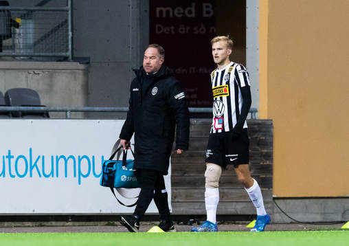 Landskronas Johan Rapp går av planen med lindat knä