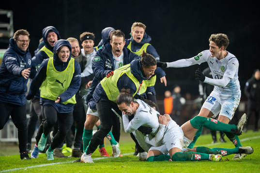 Jönköpings Edin Hamidovic jublar med lagkamrater