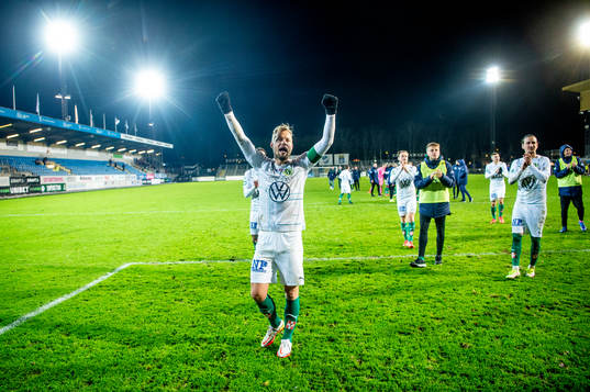 Jönköpings Sebastian Crona jublar med lagkamraterna