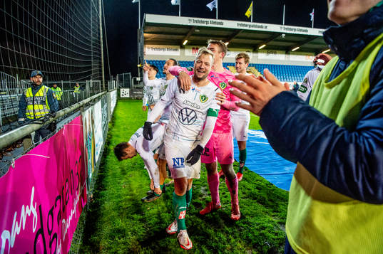 Jönköpings Sebastian Crona jublar med lagkamraterna