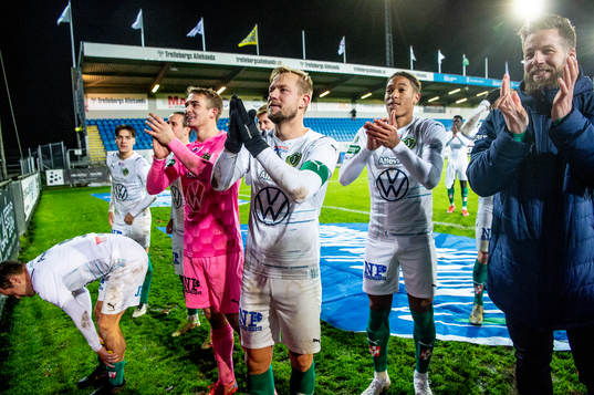 Jönköpings Sebastian Crona jublar med lagkamraterna