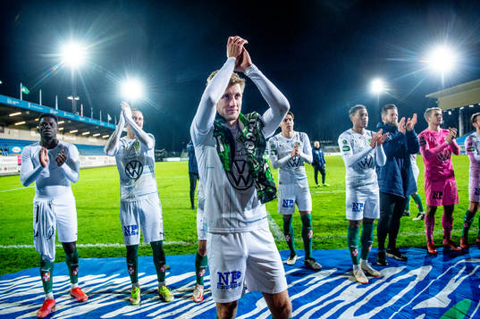 Jönköpings Jesper Svensson jublar med lagkamraterna