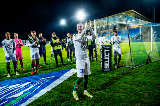 Jönköpings Edin Hamidovic jublar med lagkamraterna
