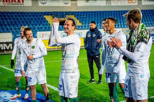 Jönköpings Edin Hamidovic jublar med lagkamraterna