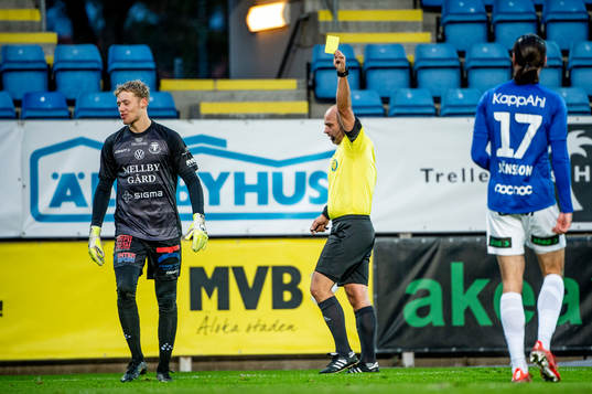 Domare Robert Daradic ger Trelleborgs målvakt Kasper