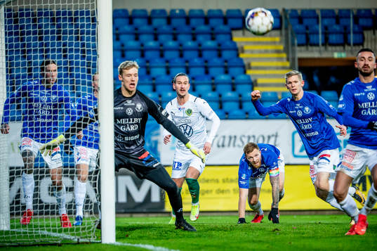 Jönköpings Edin Hamidovic mot Trelleborgs målvakt Kasper
