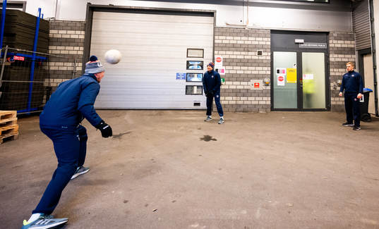 Växjös Joel Persson värmer upp med lagkamrater