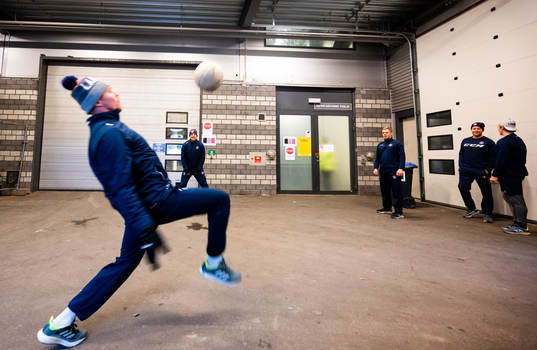 Växjös Joel Persson värmer upp med lagkamrater