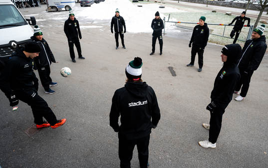 Färjestads Per Åslund värmer upp med lagkamrater