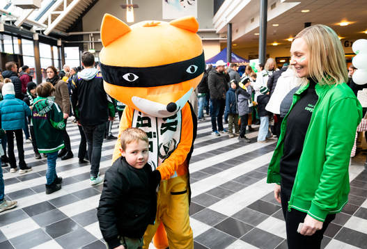 Coop på plats med deras maskot