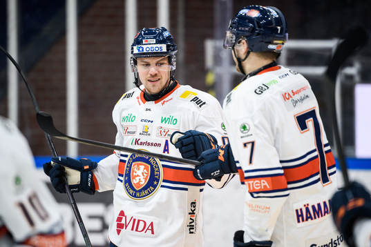 Växjös Joel Persson jublar