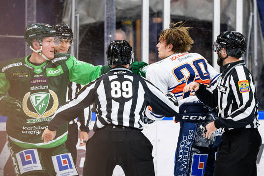 Färjestads Gustav Rydahl och Växjös Pontus Holmberg i