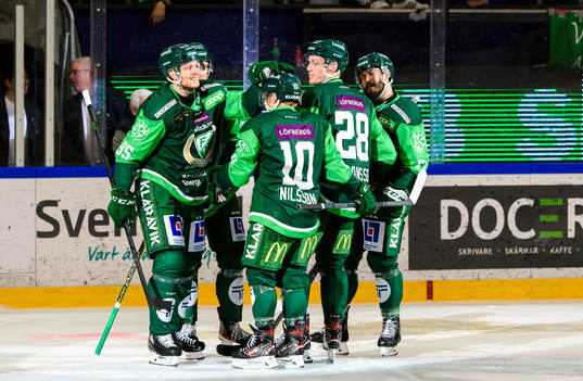 Färjestads Jacob de la Rose jublar med lagkamrater