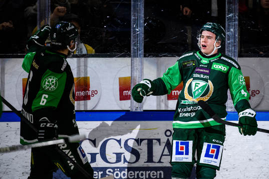 Färjestads Oscar Lawner (h) jublar