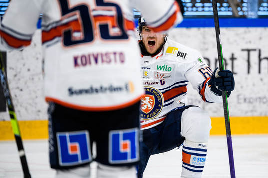Växjös Erik Josefsson jublar