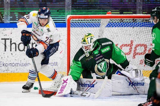 Växjös Pontus Holmberg och Färjestads målvakt Dominik